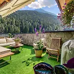 Doug's Mountain Getaway - 'top Two Floors' Apartamento