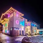 Doug's Mountain Getaway - 'top Two Floors' Apartamento
