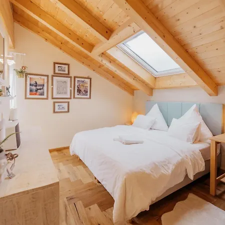 Doug's Mountain Getaway - 'top Two Floors' Apartment