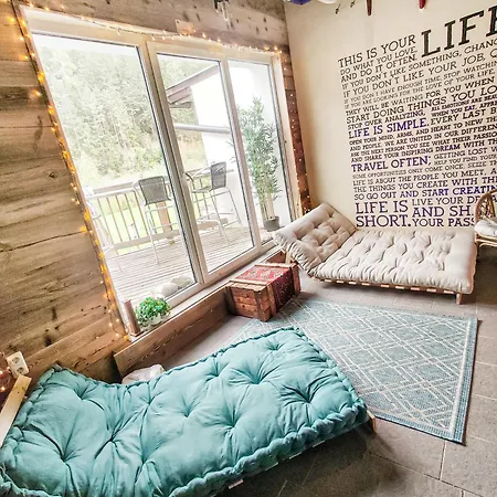Doug's Mountain Getaway - 'top Two Floors' Apartment
