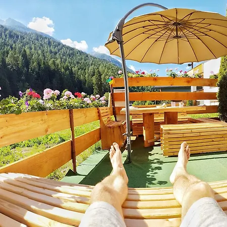Doug's Mountain Getaway - 'top Two Floors' Apartment