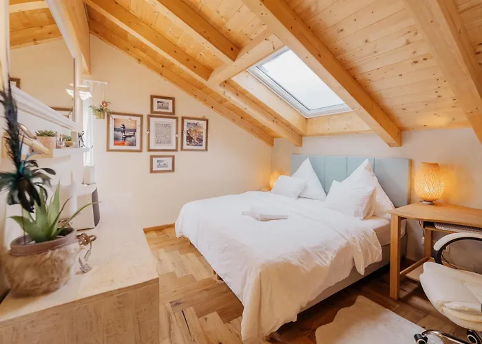 Doug's Mountain Getaway - 'top Two Floors' Apartament