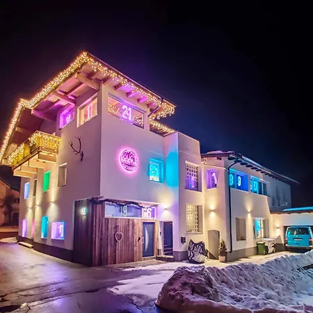 Doug's Mountain Getaway - 'top Two Floors' Apartmán