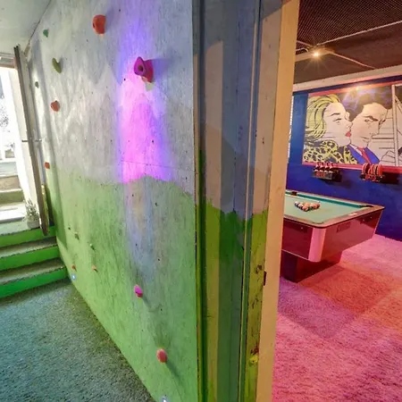 Doug's Mountain Getaway - 'top Two Floors' Apartmán *